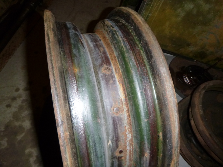 Wheel rim with preserved paint