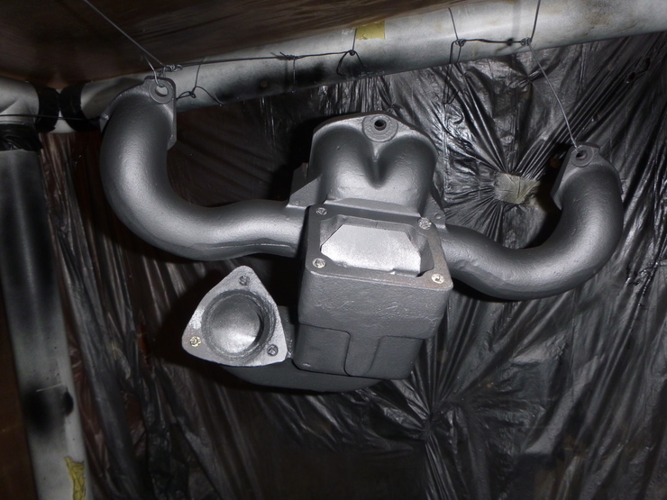 Exhaust manifold in spray booth