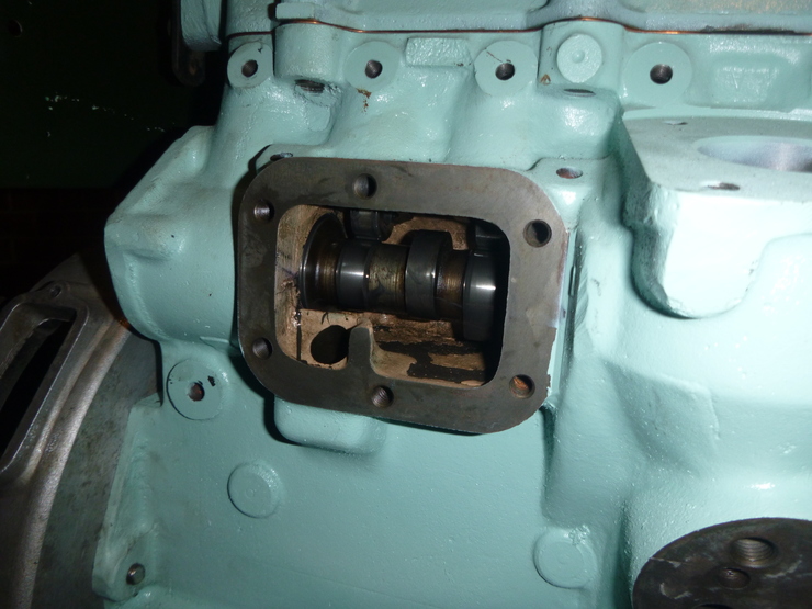 Camshaft visible through fuel pump hole